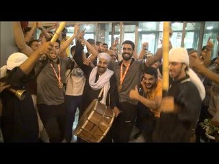 بالرقص على الطبلة والمزمار.. أبطال برونزية العالم لليد يصلون المطار