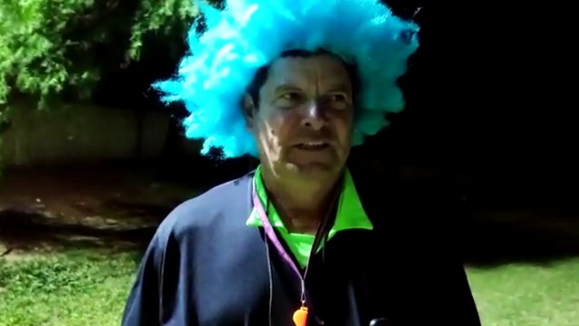 Homens deixam preconceito de lado e entram em campo com roupas femininas para disputar o 'Futebol de Saia' em Cascavel