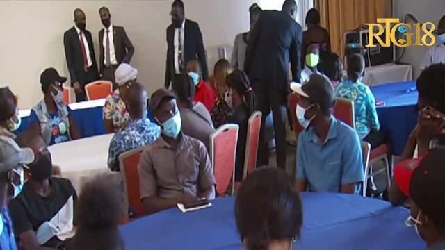 Premye Minis Dr. Ariel Henry rankontre plizyè komèsan nan fen ane a.