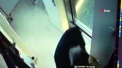 Komşusunun kapısına 5 ay boyunca idrarını yapıp çöp atan kişi Ruh Sağlığı ve Hastalıkları Hastanesi'ne sevk edildi