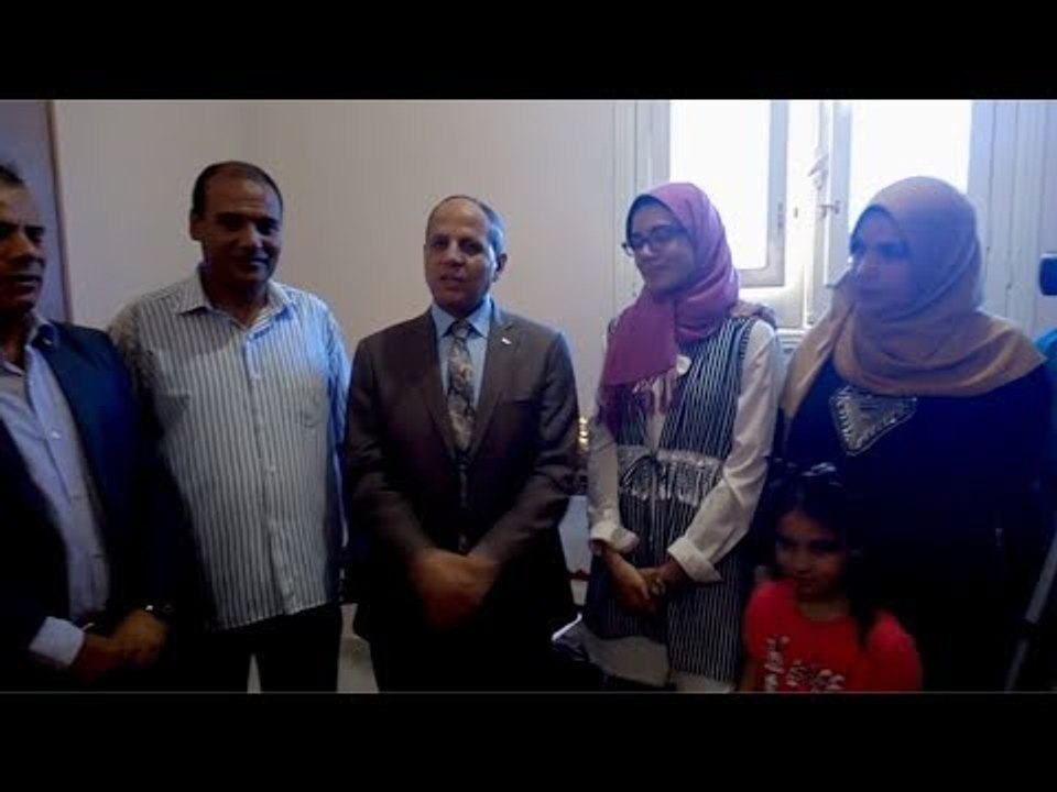 وكيل تعليم الفيوم يكرّم الحاصلة على المركز الثاني في الثانوية العامة