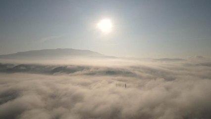 Sis bulutlarının altında rüya gibi manzara