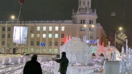 Rusya'nın Kemerova kentinde buz heykeller festivali hazırlıkları