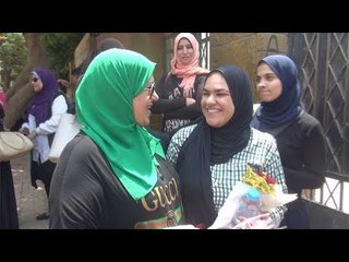 ببوكيه ورد.. أم تنتظر ابنتها بعد امتحان الاستاتيكا: بديها طاقة إيجابية