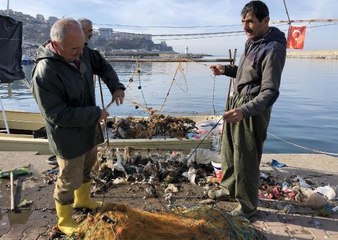 'ÇÖP DAĞI' VE DENİZ KİRLİLİĞİ, BALIKÇI AĞLARINI DA VURDU