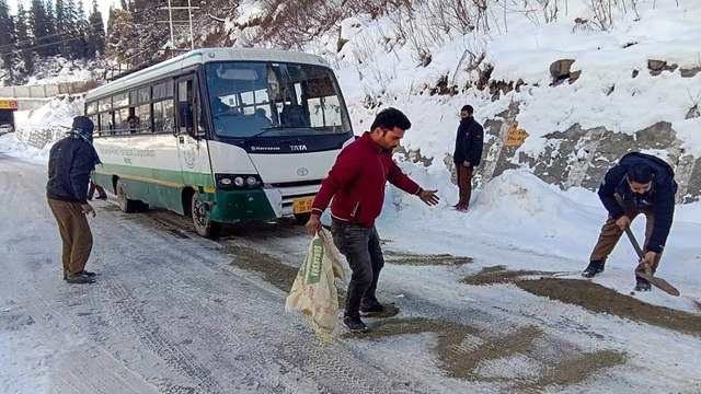 Snowfall breaks record in Arunachal, lake frozen in Auli