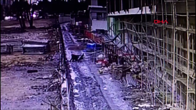 İnşaat iskelesi üzerine devrildi, hiçbir şey olmamış gibi kalkıp gitti