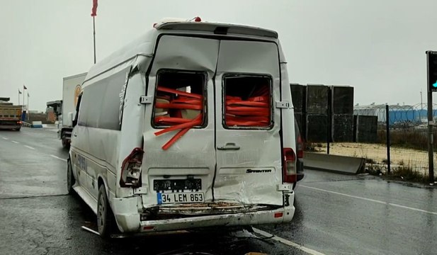 İşçi servisi ile TIR çarpıştı: 10 işçi yaralandı