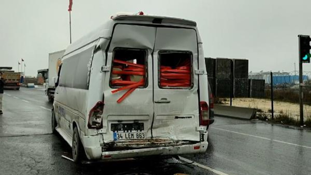 Son dakika haber... ARNAVUTKÖY'DE İŞÇİ SERVİSİNİN KARIŞTIĞI ZİNCİRLEME KAZADA 9 KİŞİ YARALANDI