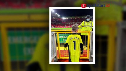 Fans Cilik Man United Ini Sumringah Usai Dapat Jersey Sang Idola