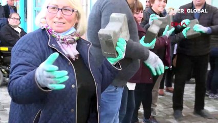Belediye sosyal medyadan çağrı yaptı, vatandaşlar sokağın yolunu yeniledi