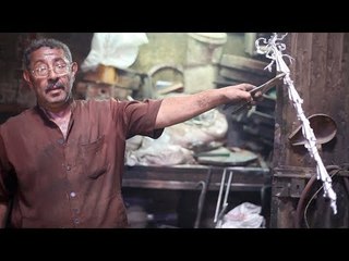 سباك معادن:  بعمل فن من الخردة.. والمهنة راحت عليها