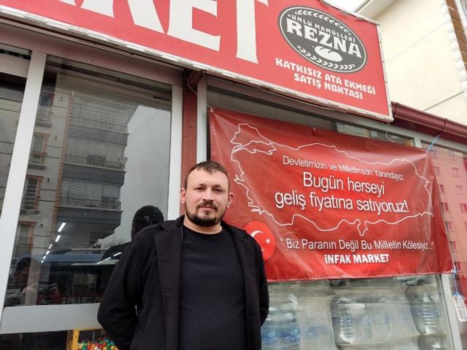 'Devletimizin ve milletimizin yanındayız' diyen esnaf, marketindeki her şeyi maliyetine satıyor