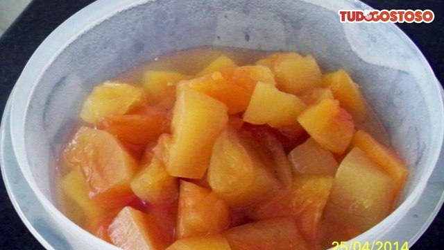 Doce de mamão em pedaços na panela de pressão