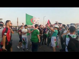 احتفال جماهير منتخب الجزائر وهتافها لـ فلسطين أمام استاد الدفاع الجوي