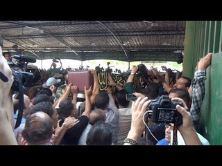 زحام وتدافع خلال تشييع جثمان فاروق الفيشاوي من مسجد مصطفى محمو