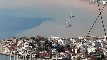 Marmaris’te denizin rengi kahverengi oldu