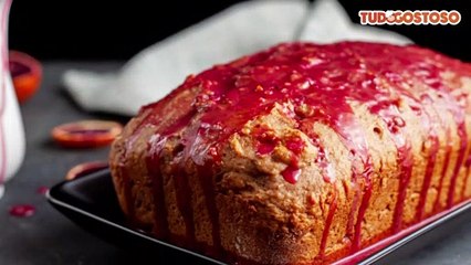 Bolo de milho com calda de goiabada