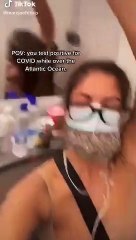 Covid-19 testi pozitif çıkınca uçakta mahsur kaldı