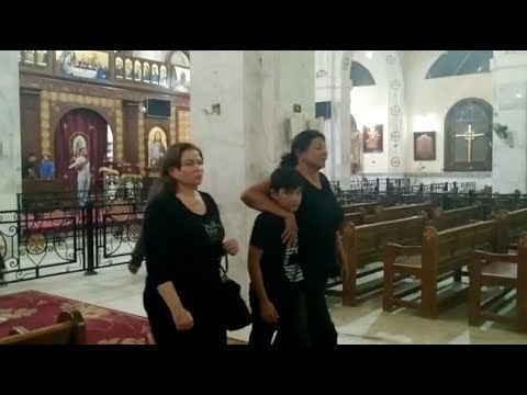 إلهام شاهين وشقيقها يشيعون جثمان والدة هالة صدقي