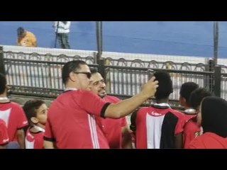 الجمهور يلتقط السيلفي مع الداعية مصطفى حسني في المدرجات