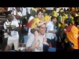 مشجع مصري وابنه يرقصان مع جماهير السنغال في المدرجات خلال لقاء كينيا