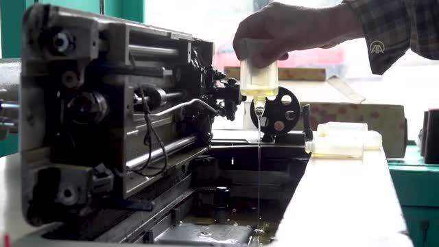 Terzilik mesleğini yarım asırdır aynı dikiş makinesiyle sürdürüyor