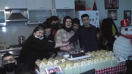 Ödemiş'te engelliler yeni yıl pastası kesti