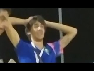 بكاء وحسرة مشجع مغربي بعد خروج منتخب بلاده أمام بنين