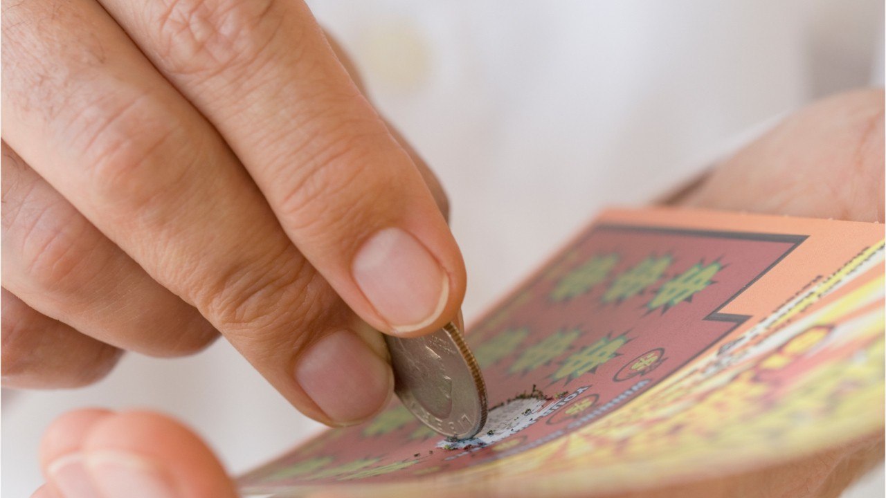 Ils retrouvent un ticket gagnant dans leur armoire deux ans après