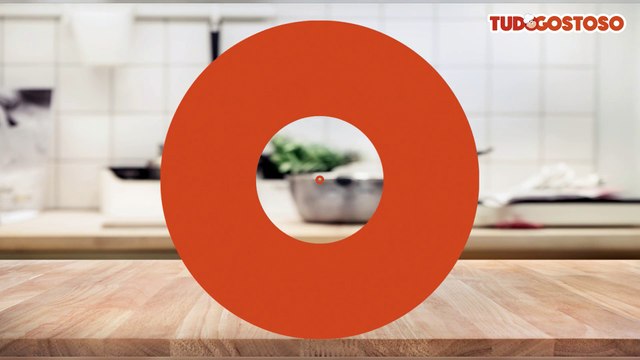 Bolo invertido de banana caramelada de liquidificador