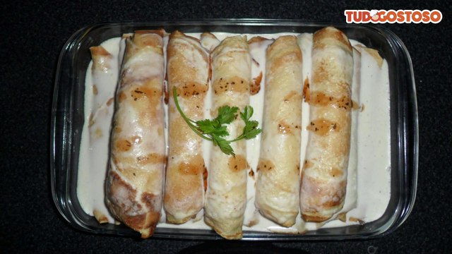 Panqueca de carne moída com molho branco