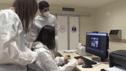 Sağlık çalışanları, AA'nın "Yılın Fotoğrafları" oylamasına katıldı