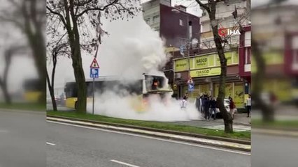 Yolda kalan İETT otobüsünün motor kısmından dumanlar böyle yükseldi
