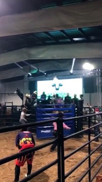 Un clown de rodéo se faisant jeter en faisant le cri de Wilhelm sur une musique de cantine de Star Wars.