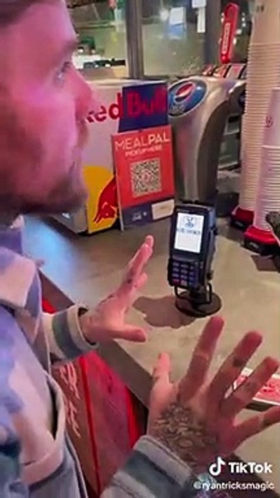 Un magicien gagne un repas gratuit dans ce KFC suite à un tour de magie