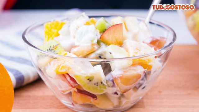 Salada de frutas com creme de limão