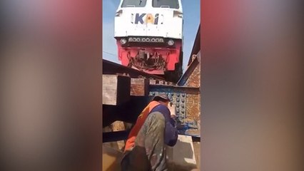 Viral! Aksi Pekerja Bertaruh Nyawa saat Perbaiki Rel Kereta