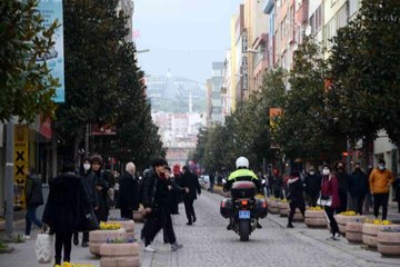 Balıkesir'ın simgesi milli kuvvetler caddesi yılbaşı nedeniyle trafiğe kapandı