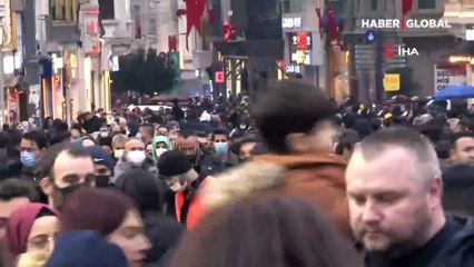 İstiklal Caddesi'nde yılbaşı yoğunluğu