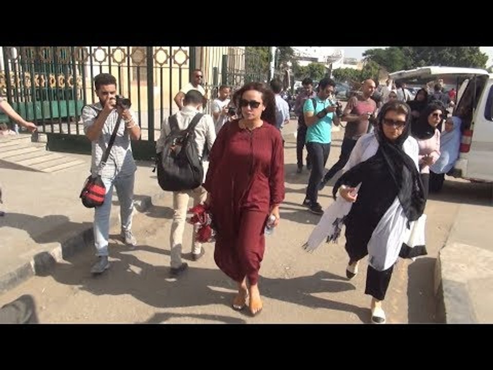 بالإسدال الأحمر هند صبري تشيع جثمان والدة يسرا بالسيدة نفيسة