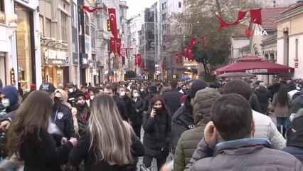 İstiklal Caddesi'nde yılbaşı yoğunluğu