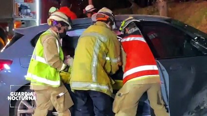 Vehículo de alta gama termina destrozado tras chocar en Periférico