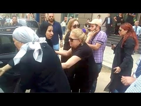 انهيار سمية الألفي لحظة خروج جثمان فاروق الفيشاوي من المستشفى