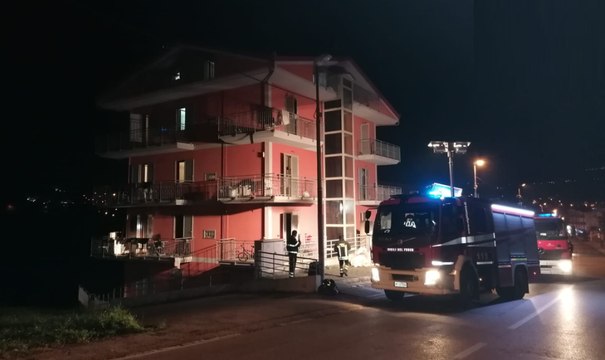 Prata di Principato Ultra (AV) - Brucia palazzina che ospita migranti: alcuni si lanciano dal balcone (31.12.21)