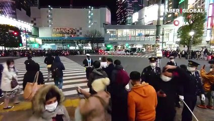 Geleneksel etkinlik iptal edilmesine rağmen binlerce kişi Tokyo sokaklarını doldurdu