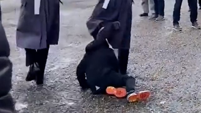 À Londres, un garde de la Reine d’Angleterre piétine un enfant