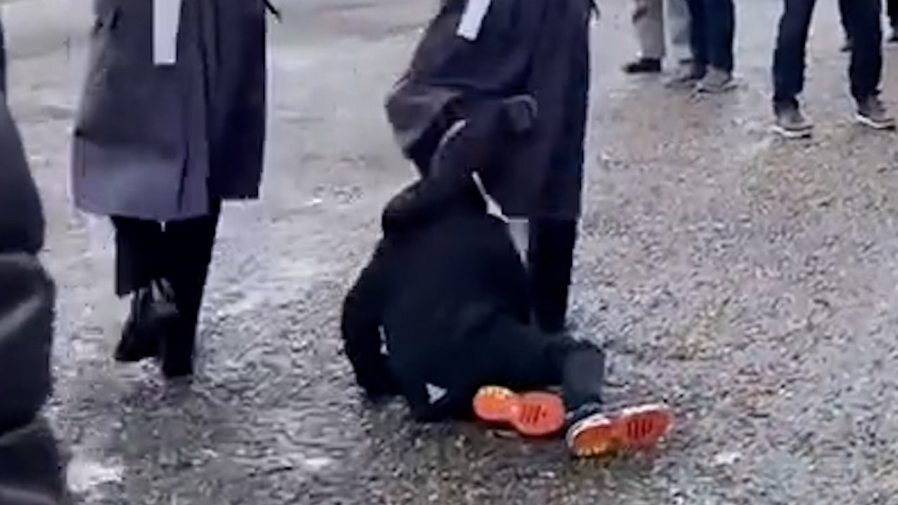 À Londres, un garde de la Reine d’Angleterre piétine un enfant