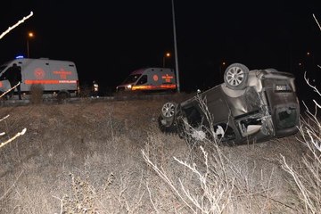 Sivas'ta hafif ticari araç devrildi; 3 yaralı