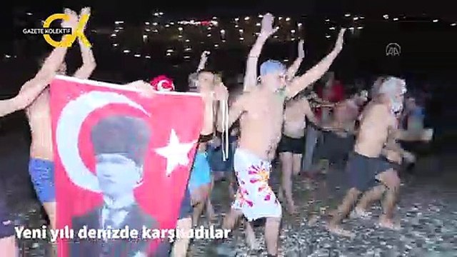 Antalya'da bir grup vatandaş yeni yıla denize girerek merhaba dedi